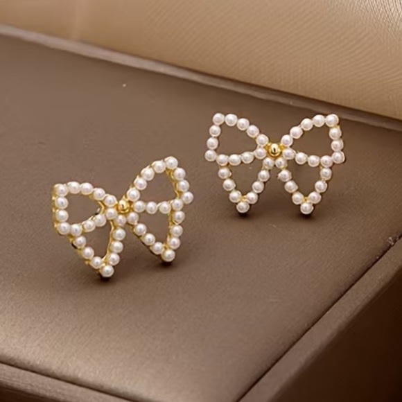 Jewelry - Elegant Pearl Bow Earrings
